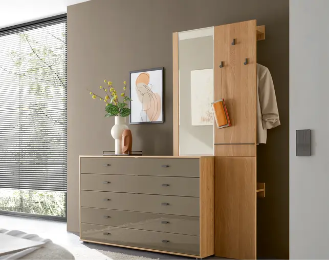 Stilvolle Garderobe mit hochwertiger Holzkommode, integrierter Garderobenpaneele und Spiegel. Das moderne Flurmöbel kombiniert Stauraum und Design für einen aufgeräumten Eingangsbereich.